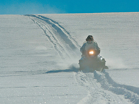 Снегоход по крепкому насту всемогущ — поезжай куда хочешь на полном газу! Фото: Илья Липин.