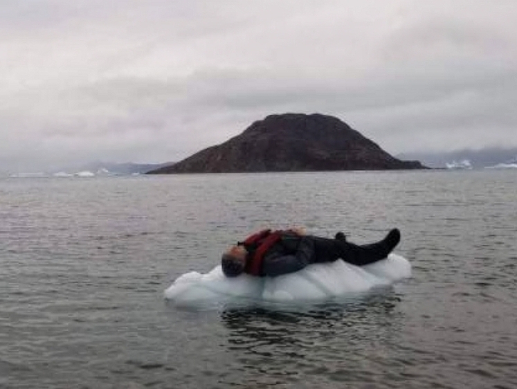 Изображение Сами тонут — сами спасают: льдину с рыбаками догнали смелые сибиряки