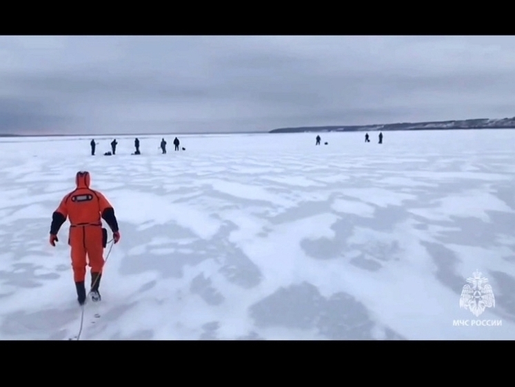 Изображение В Волге утонуть недолго — спасатели сняли со льдин 11 рыбаков