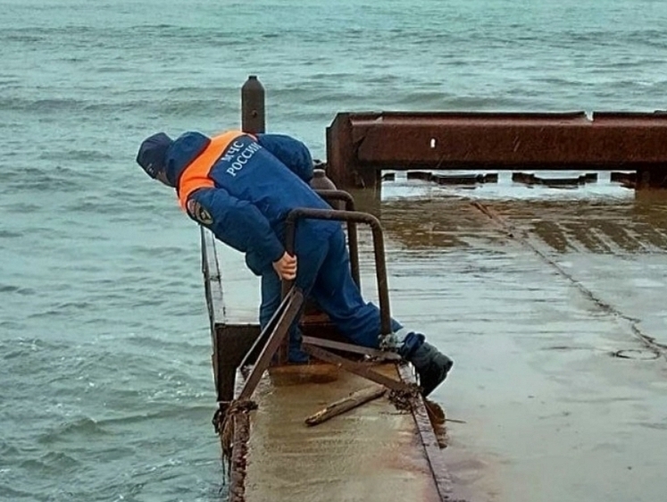 Изображение С рыбацкого пирса в Охотском море смыло еще одного человека