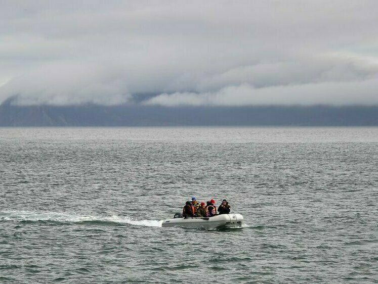 Изображение Унесенную в Охотское море на лодке семью нашли и доставили на берег