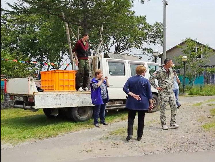 На Итурупе местным жителям бесплатно раздали свежий улов горбуши
