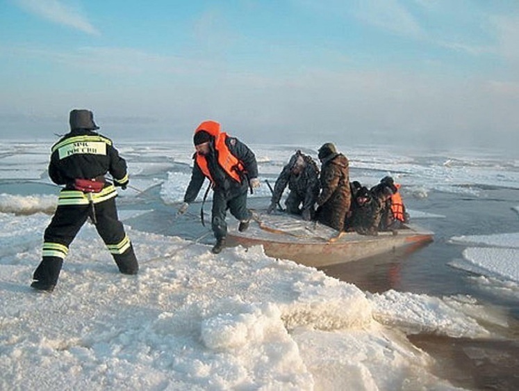 Изображение Авто рыболова отправилось в море на льдине