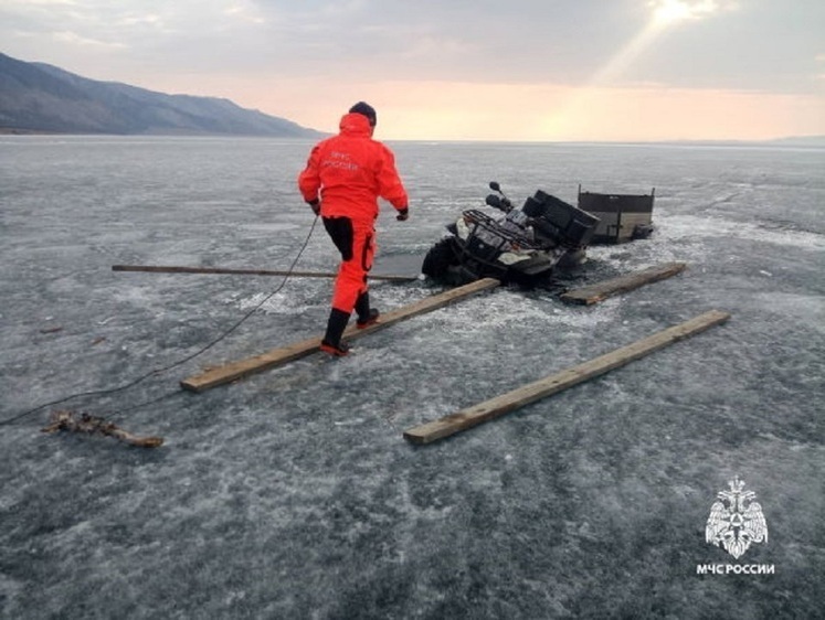 Изображение Водолазы очищают автостоянку на дне Байкала